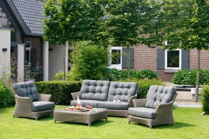 4 Seasons Outdoor Valentine Lounge Set with Footstool | Shackletons